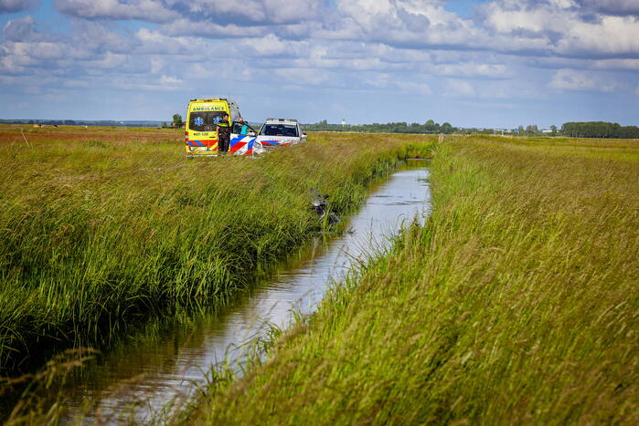 Beschonken brommerrijder belandt in sloot
