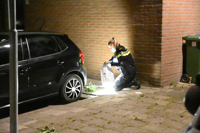 Jongeman berooft na worsteling op straat