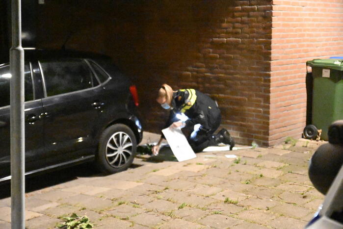 Jongeman berooft na worsteling op straat