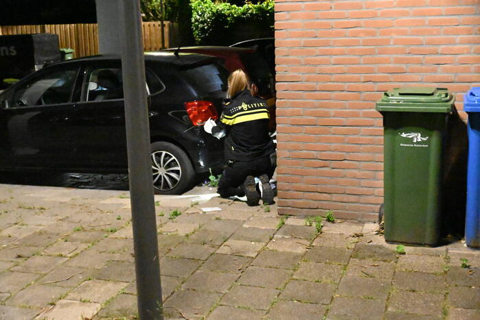 Jongeman berooft na worsteling op straat