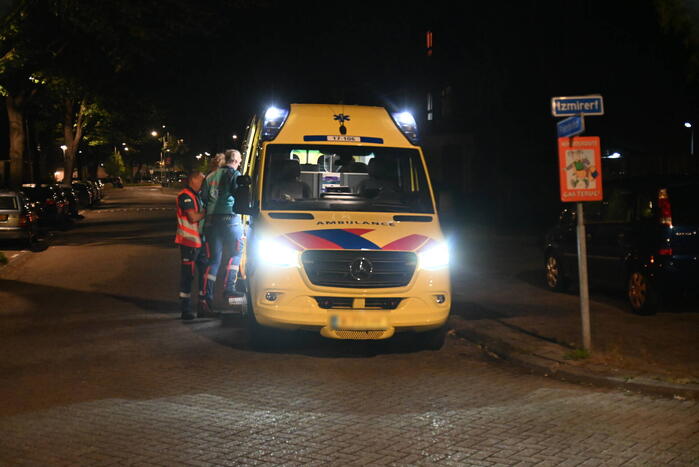 Jongeman berooft na worsteling op straat