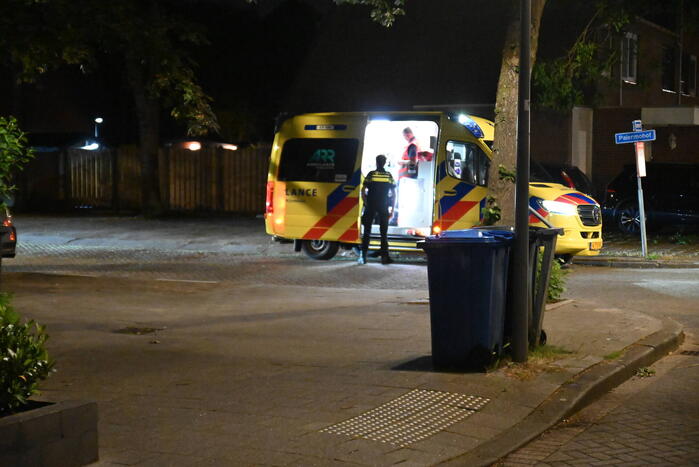 Jongeman berooft na worsteling op straat