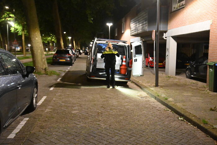 Jongeman berooft na worsteling op straat