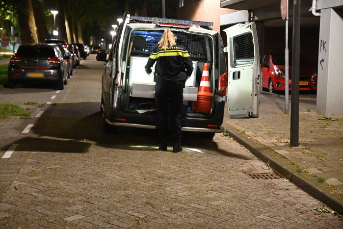 Jongeman berooft na worsteling op straat