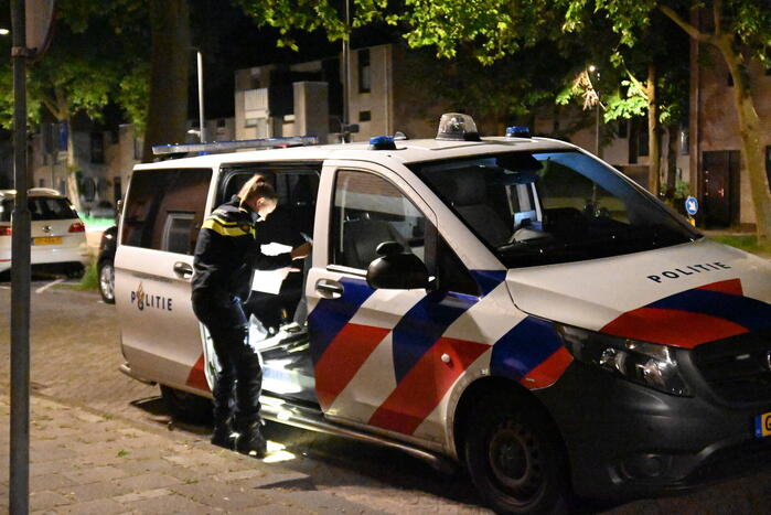 Jongeman berooft na worsteling op straat