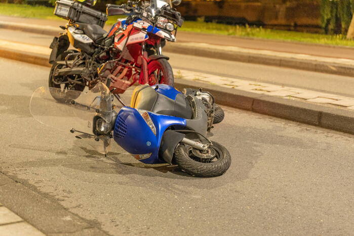 Drankrijder komt ten val met scooter
