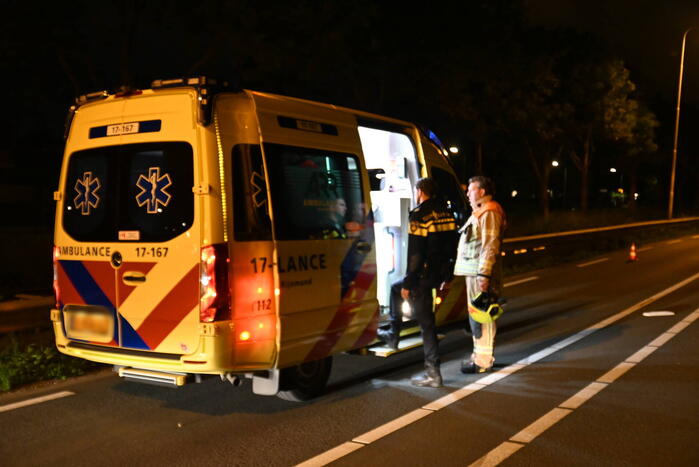 Man klapt op boom en raakt gewond