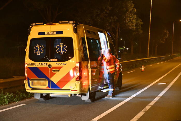 Man klapt op boom en raakt gewond