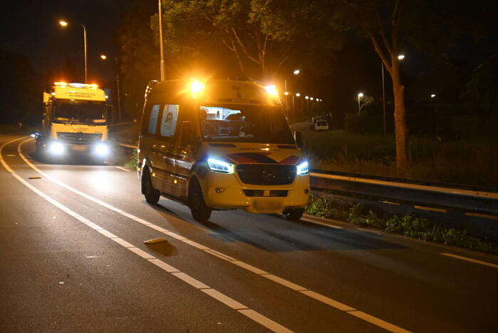 Man klapt op boom en raakt gewond
