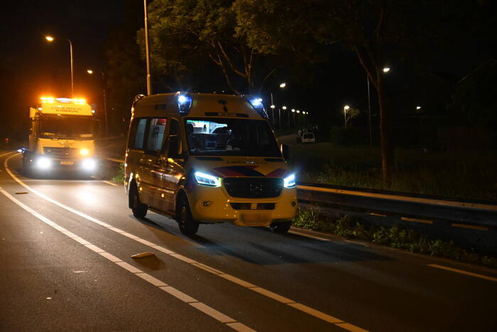 Man klapt op boom en raakt gewond