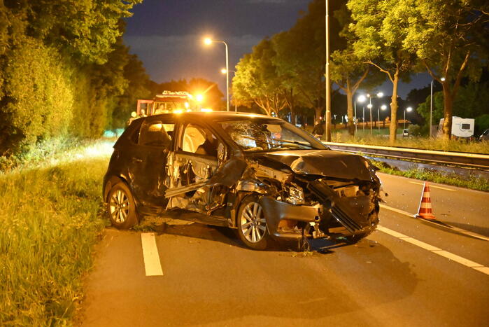 Man klapt op boom en raakt gewond