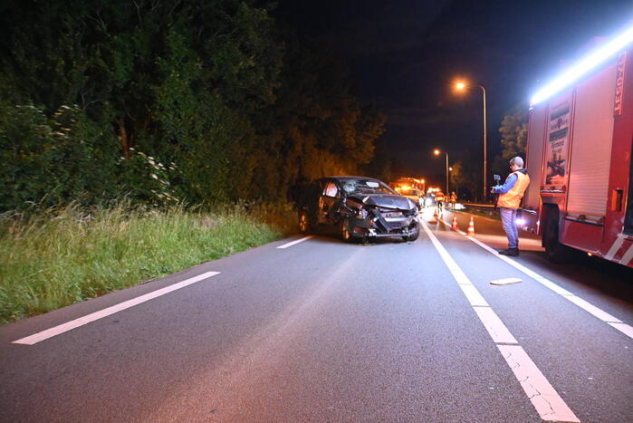 Man klapt op boom en raakt gewond