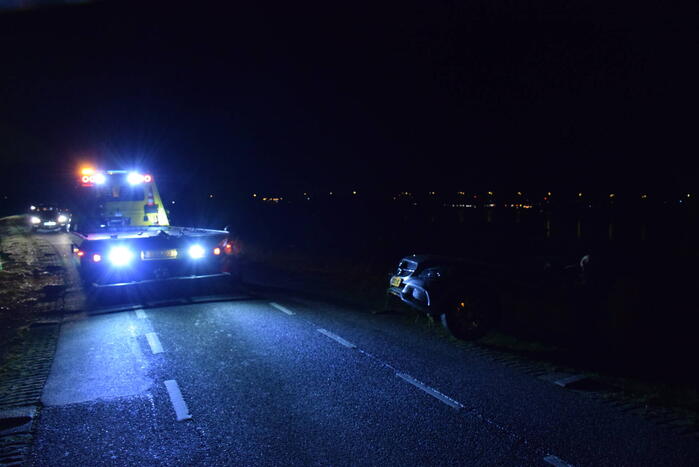 Auto rijdt van dijk af en veroorzaakt enorme file