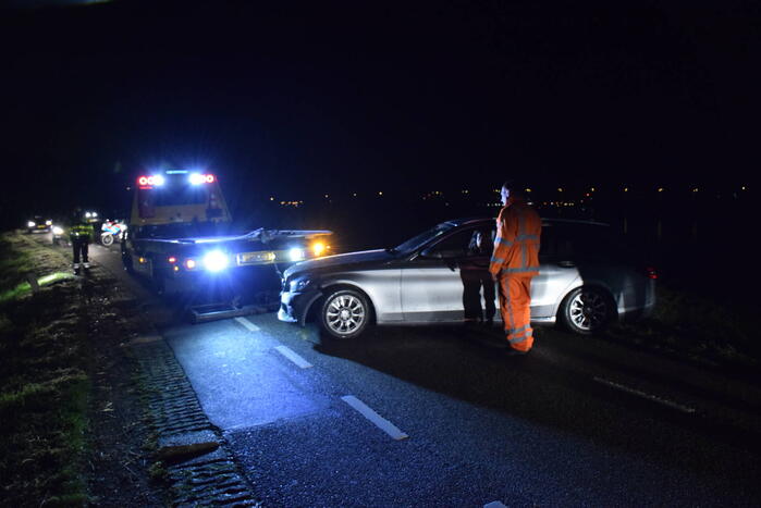 Auto rijdt van dijk af en veroorzaakt enorme file