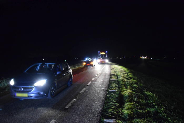 Auto rijdt van dijk af en veroorzaakt enorme file