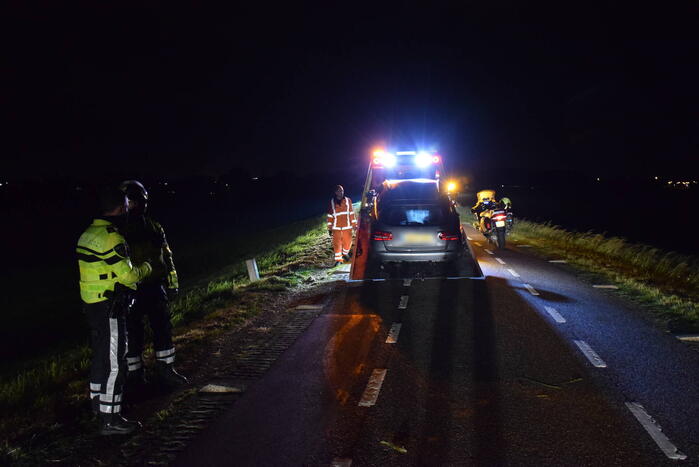 Auto rijdt van dijk af en veroorzaakt enorme file