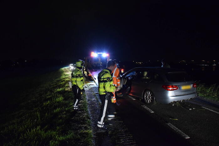Auto rijdt van dijk af en veroorzaakt enorme file