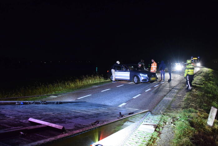 Auto rijdt van dijk af en veroorzaakt enorme file