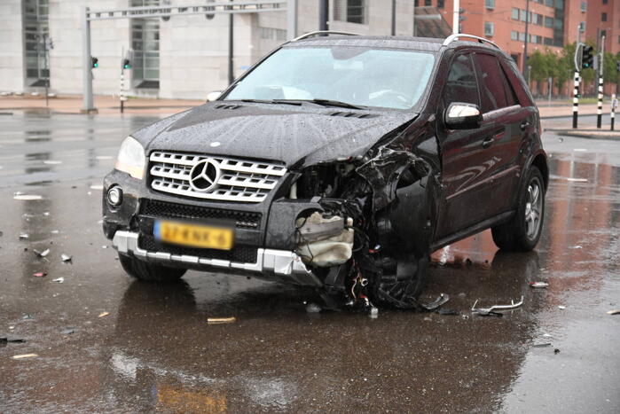 Mercedes-rijder botst achter op Tesla