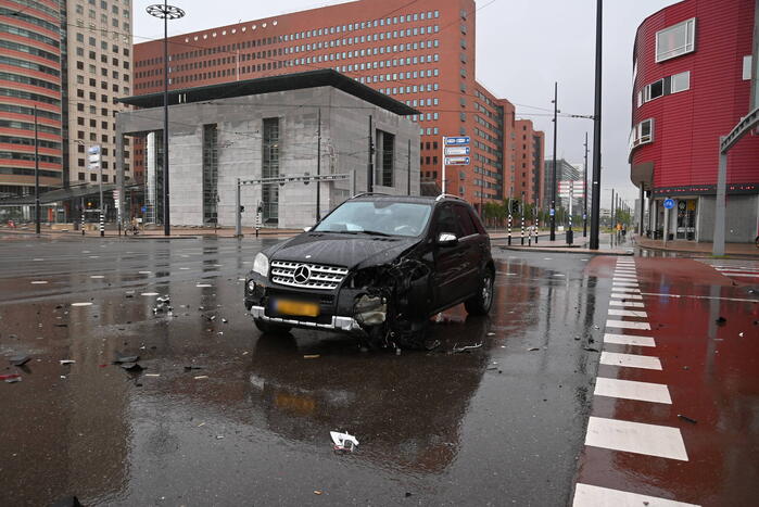 Mercedes-rijder botst achter op Tesla