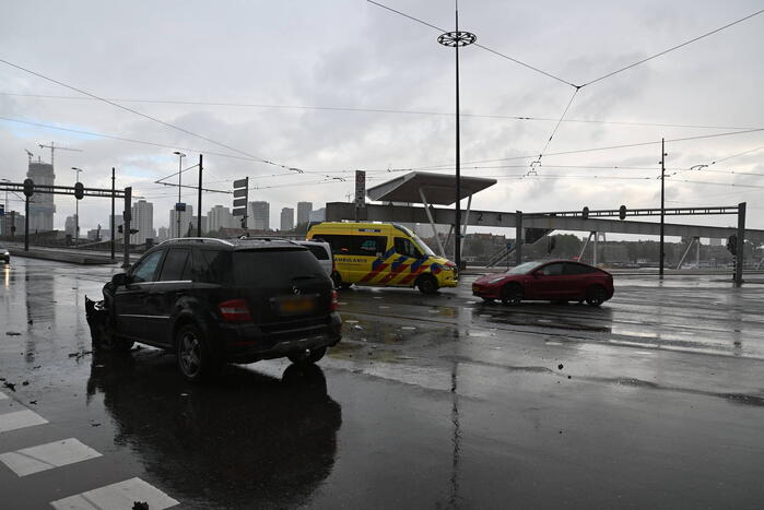 Mercedes-rijder botst achter op Tesla