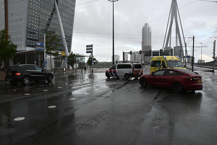 Mercedes-rijder botst achter op Tesla