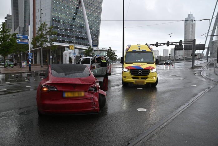 Mercedes-rijder botst achter op Tesla