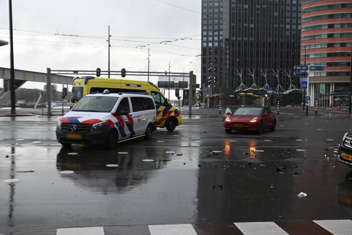 Mercedes-rijder botst achter op Tesla