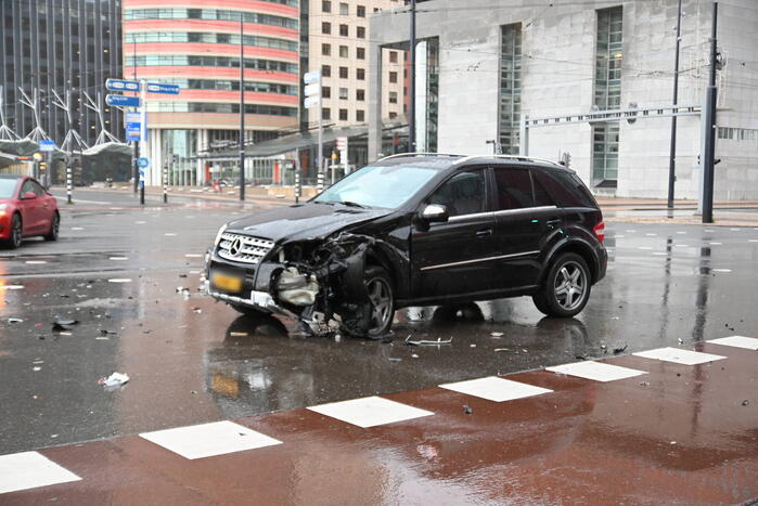 Mercedes-rijder botst achter op Tesla