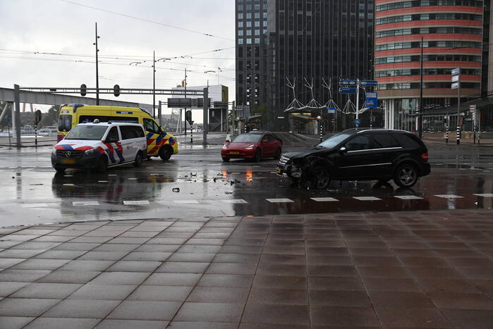 Mercedes-rijder botst achter op Tesla