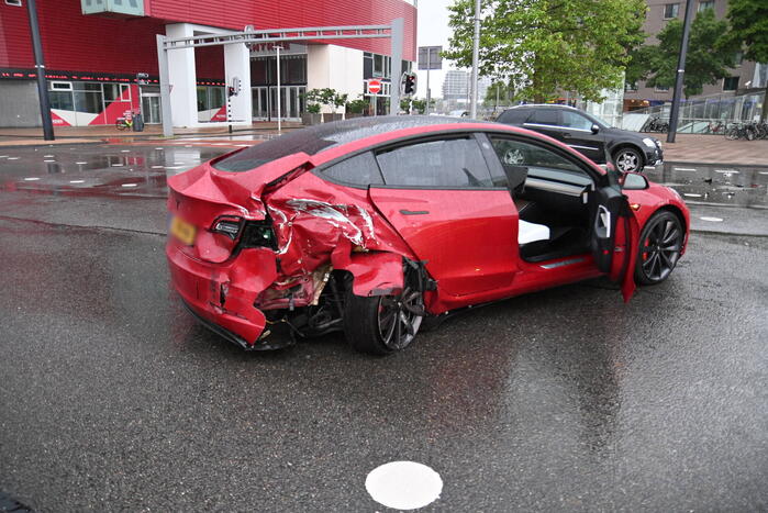 Mercedes-rijder botst achter op Tesla