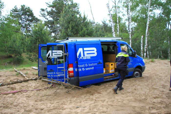 Twee bestelbussen met Belgisch kenteken rijden zich vast