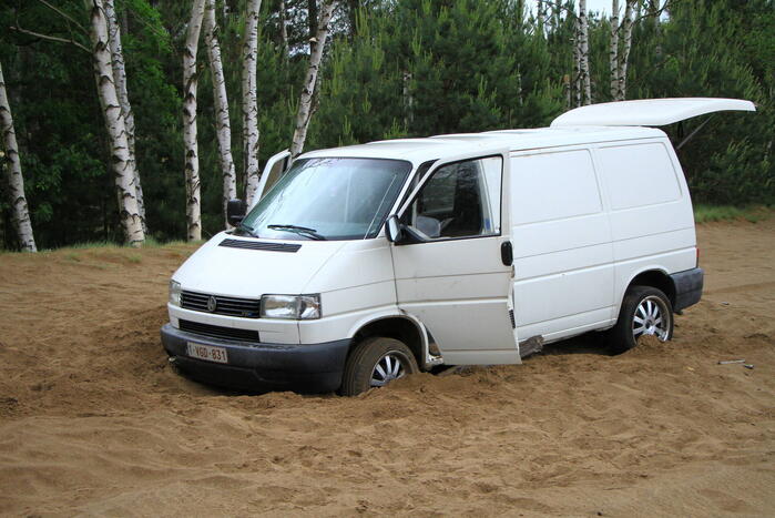 Twee bestelbussen met Belgisch kenteken rijden zich vast