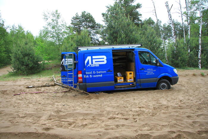 Twee bestelbussen met Belgisch kenteken rijden zich vast