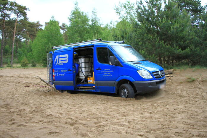 Twee bestelbussen met Belgisch kenteken rijden zich vast