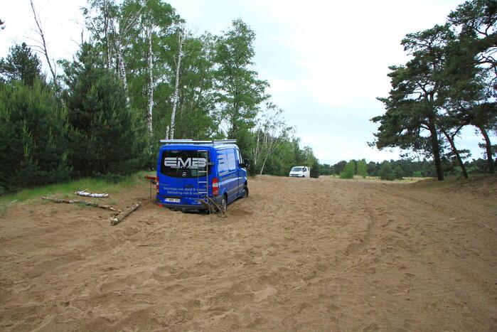 Twee bestelbussen met Belgisch kenteken rijden zich vast