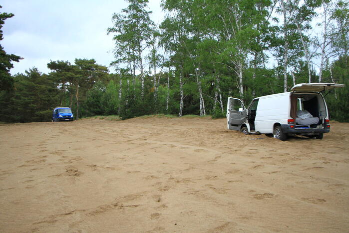 Twee bestelbussen met Belgisch kenteken rijden zich vast