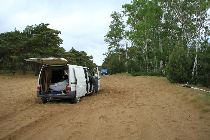 Twee bestelbussen met Belgisch kenteken rijden zich vast