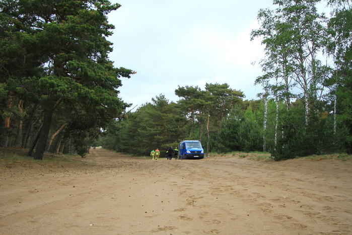 Twee bestelbussen met Belgisch kenteken rijden zich vast