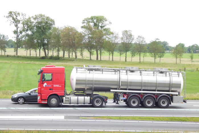 Personenauto en vrachtwagen botsen op snelweg