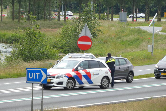 Personenauto en vrachtwagen botsen op snelweg