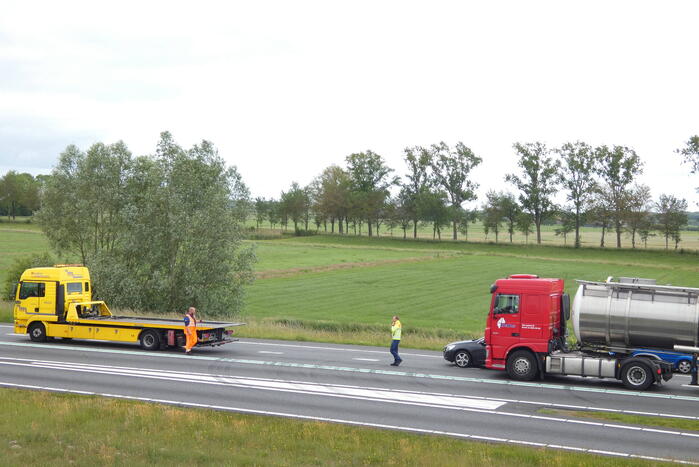 Personenauto en vrachtwagen botsen op snelweg