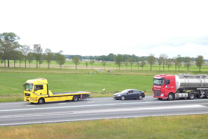 Personenauto en vrachtwagen botsen op snelweg