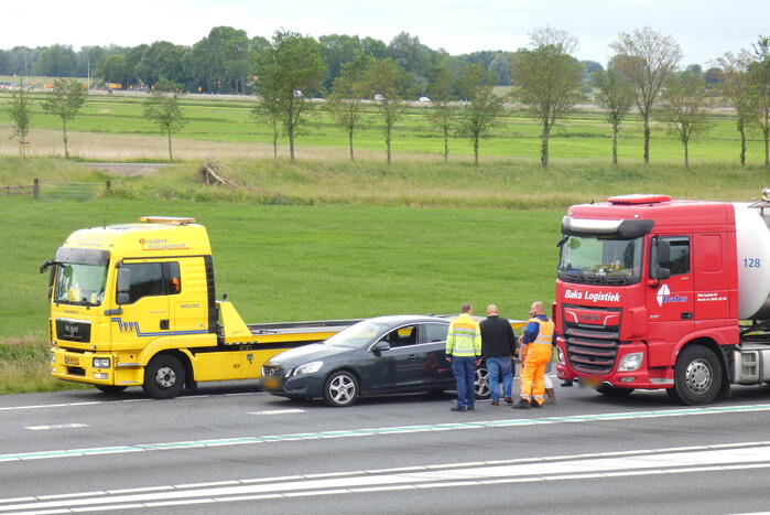 Personenauto en vrachtwagen botsen op snelweg