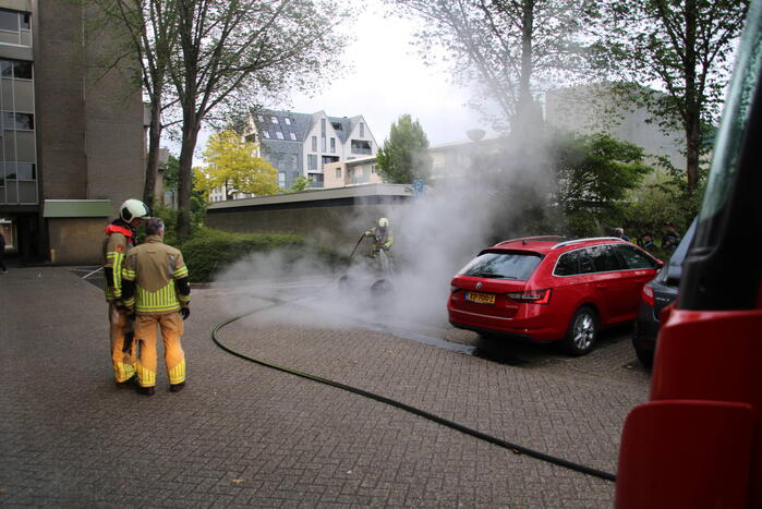 Veel rook bij voertuigbrand op parkeerplaats