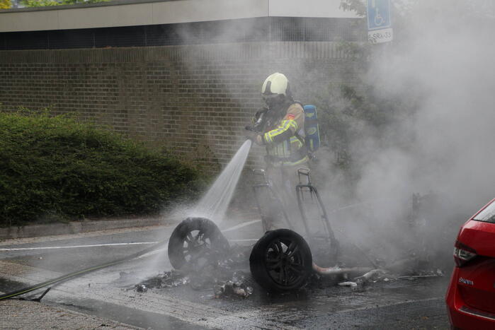 Veel rook bij voertuigbrand op parkeerplaats