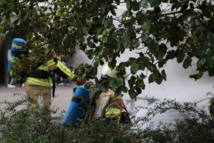 Veel rook bij voertuigbrand op parkeerplaats