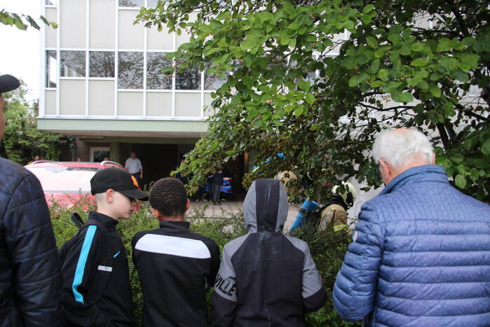 Veel rook bij voertuigbrand op parkeerplaats