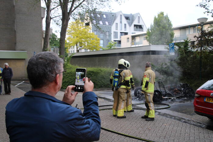 Veel rook bij voertuigbrand op parkeerplaats