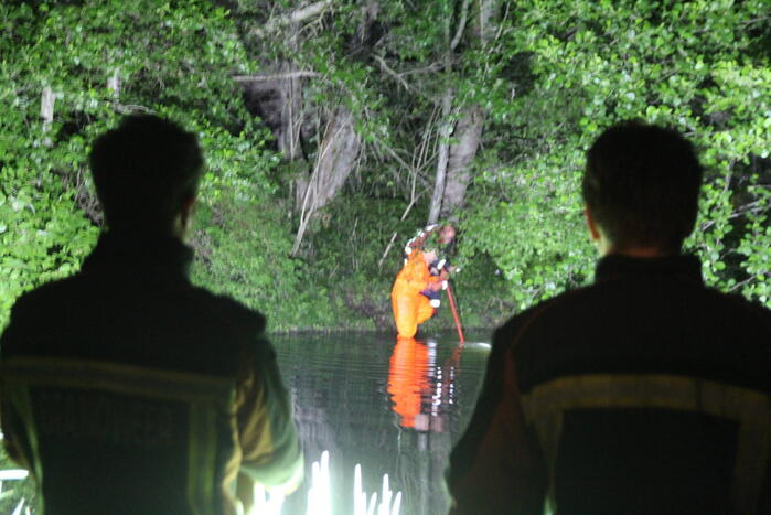 Hulpdiensten redden hond uit water